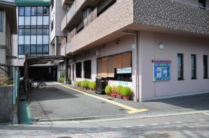 建物横の通路