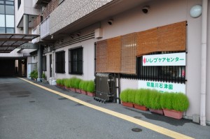 施設左側の通路
